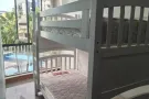 樟宜医院对面，四美公寓，靠近机场，博览中心，旁边工业区，楼下巴士站，步行MRT7分钟，交通方便，居住安静整洁，