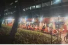 湖畔地铁旁边，达曼裕廊步行7分钟.楼下就有，24小时超市。男搭房，女搭房夫妻房