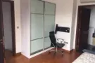 马里士它路两房一厅公寓出租，靠近邵氏大厦，全家私可马上入住，租金$2800可商 